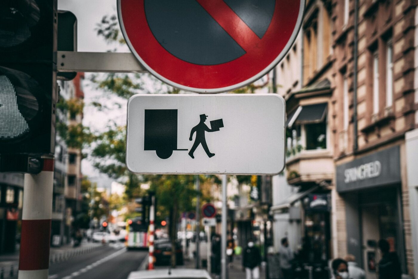 Cartel de zona de carga y descarga en una calle urbana